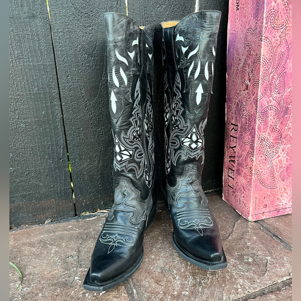 Stylish Black and White Western Heeled Boots - Picture 5 of 16